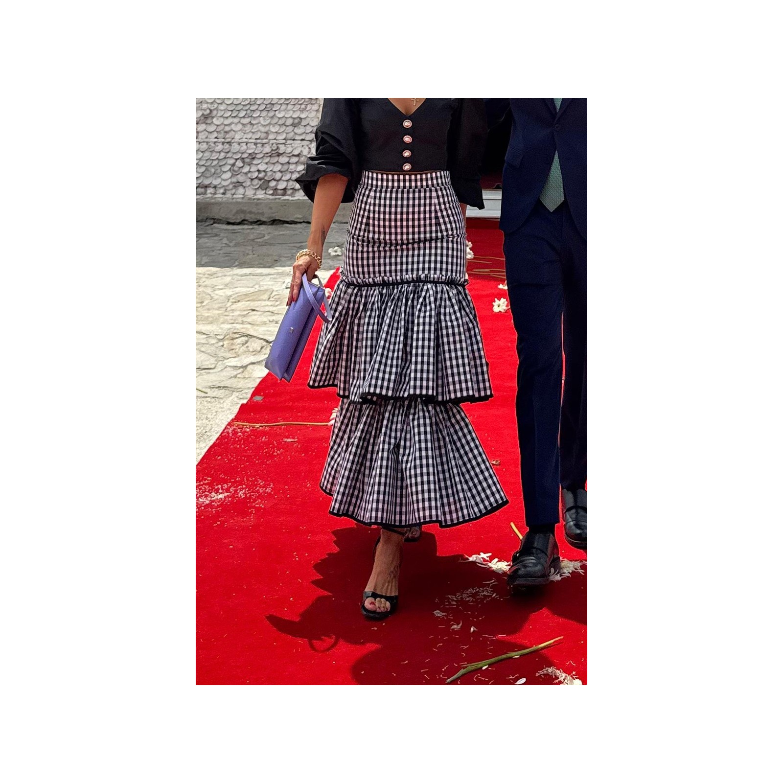Falda midi cuadro vichy volantes blanco y negro