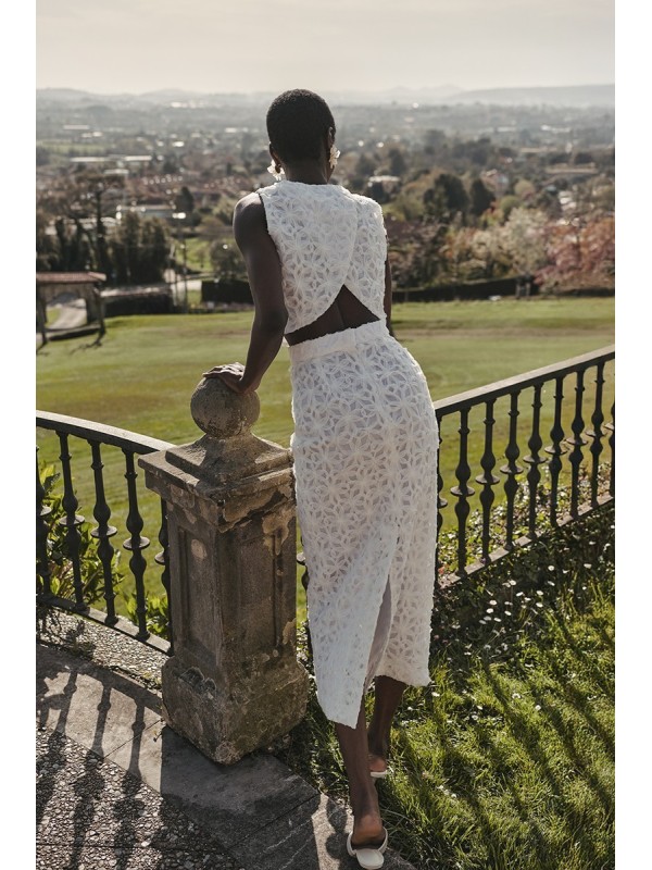 top cruzado en tul blanco y organza en relieve para novia