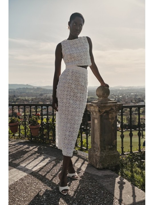 top cruzado en tul blanco y organza en relieve para novia