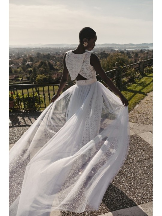 top cruzado en tul blanco y organza en relieve para novia