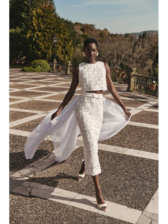 top cruzado en tul blanco y organza en relieve para novia