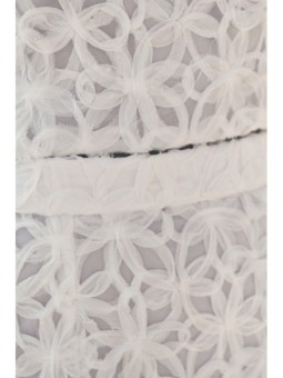 vestido midi asimetrico de tul blanco con dibujo en relieve y gran lazada de organza para novia civil