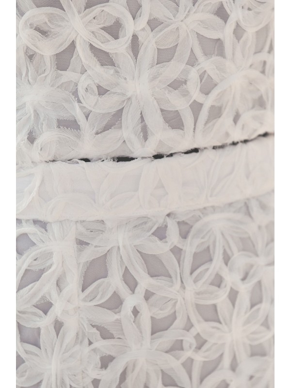 vestido midi asimetrico de tul blanco con dibujo en relieve y gran lazada de organza para novia civil