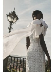 vestido midi asimetrico de tul blanco con dibujo en relieve y gran lazada de organza para novia civil