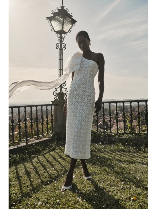 vestido midi asimetrico de tul blanco con dibujo en relieve y gran lazada de organza para novia civil