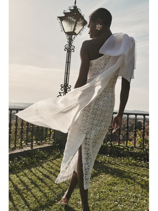 vestido midi asimetrico de tul blanco con dibujo en relieve y gran lazada de organza para novia civil