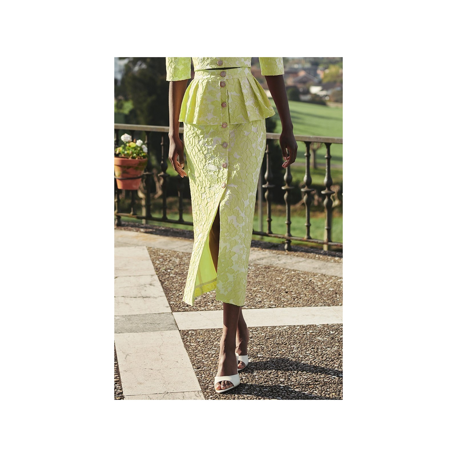 Falda brocada flores lima con peplum y botones joya
