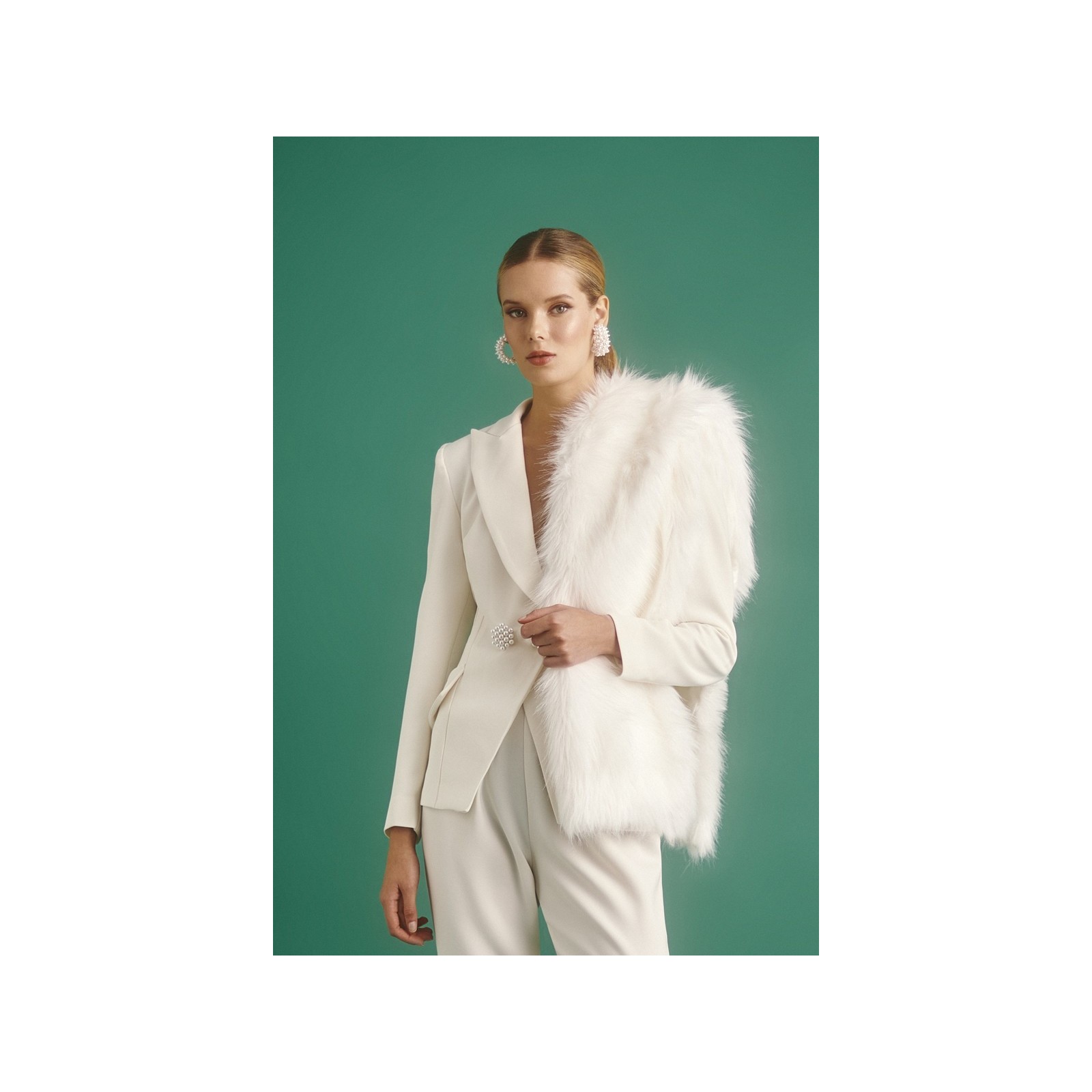 Estola de pelo blanco para boda civil