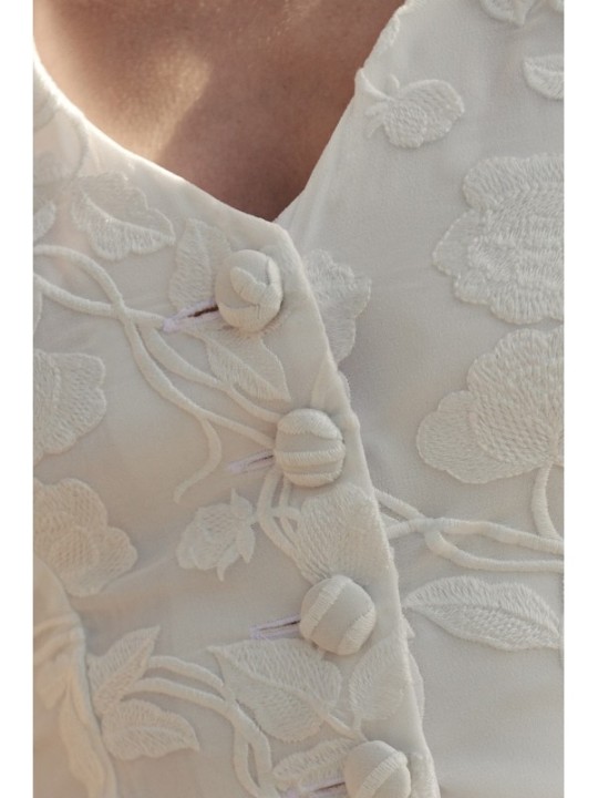 Top en gasa blanca con flores bordadas con manga ablusonada