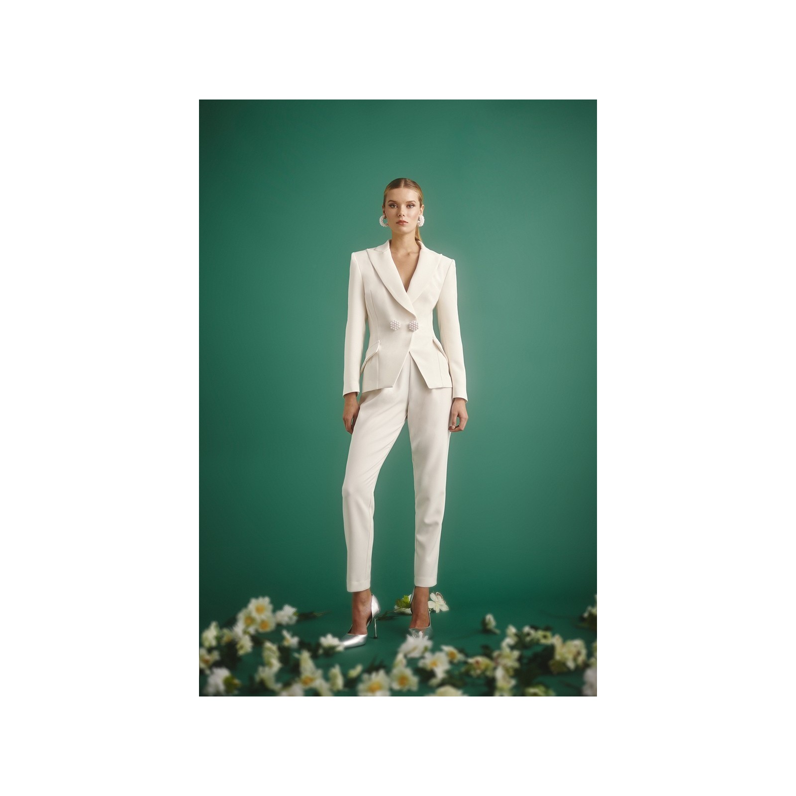 Conjunto blanco de pantalon pitillo y chaqueta cruzada con boton