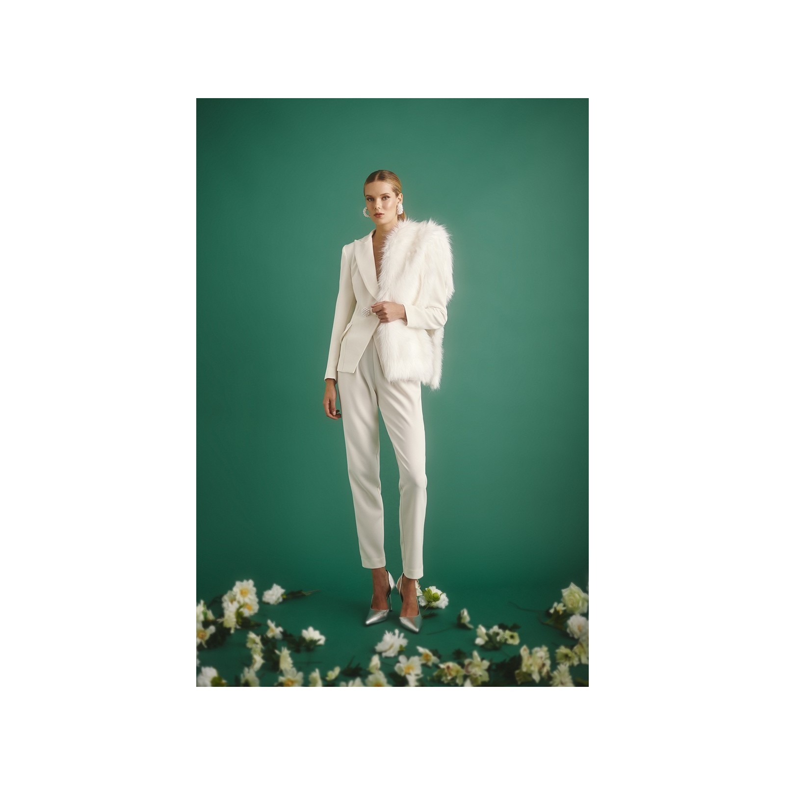 Conjunto blanco de pantalon pitillo y chaqueta cruzada con boton