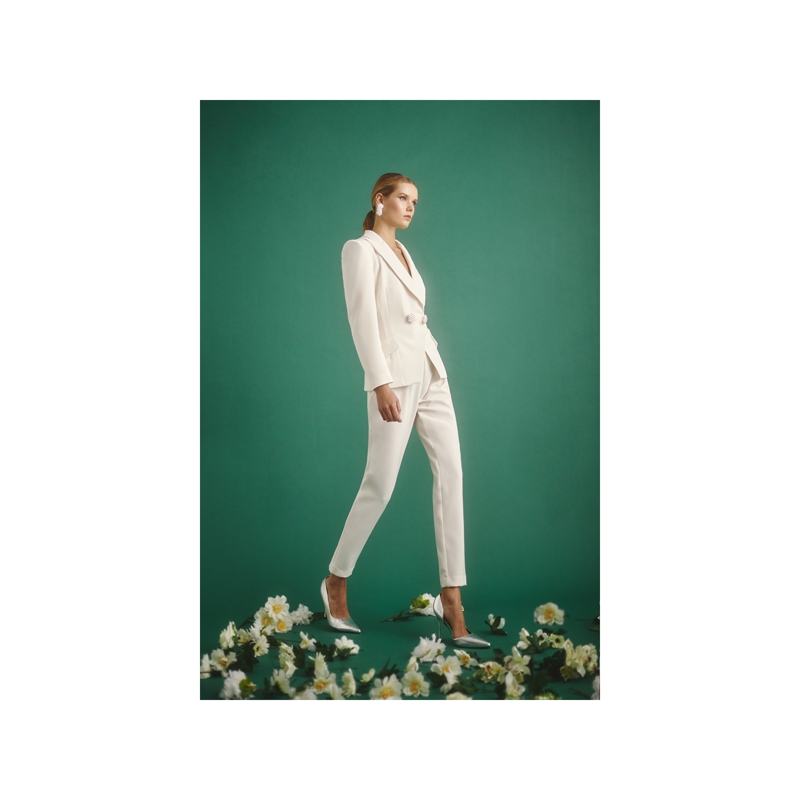 Conjunto blanco de pantalon pitillo y chaqueta cruzada con boton