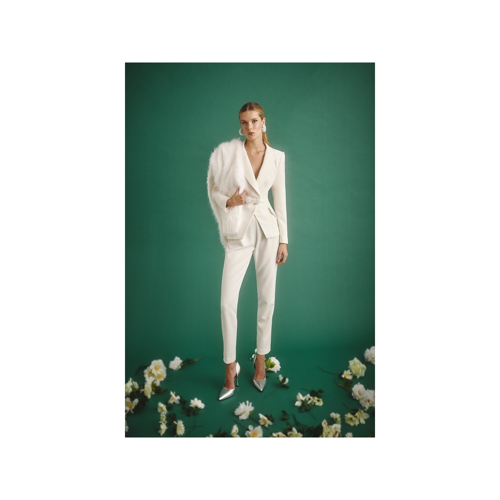 Conjunto blanco de pantalon pitillo y chaqueta cruzada con boton