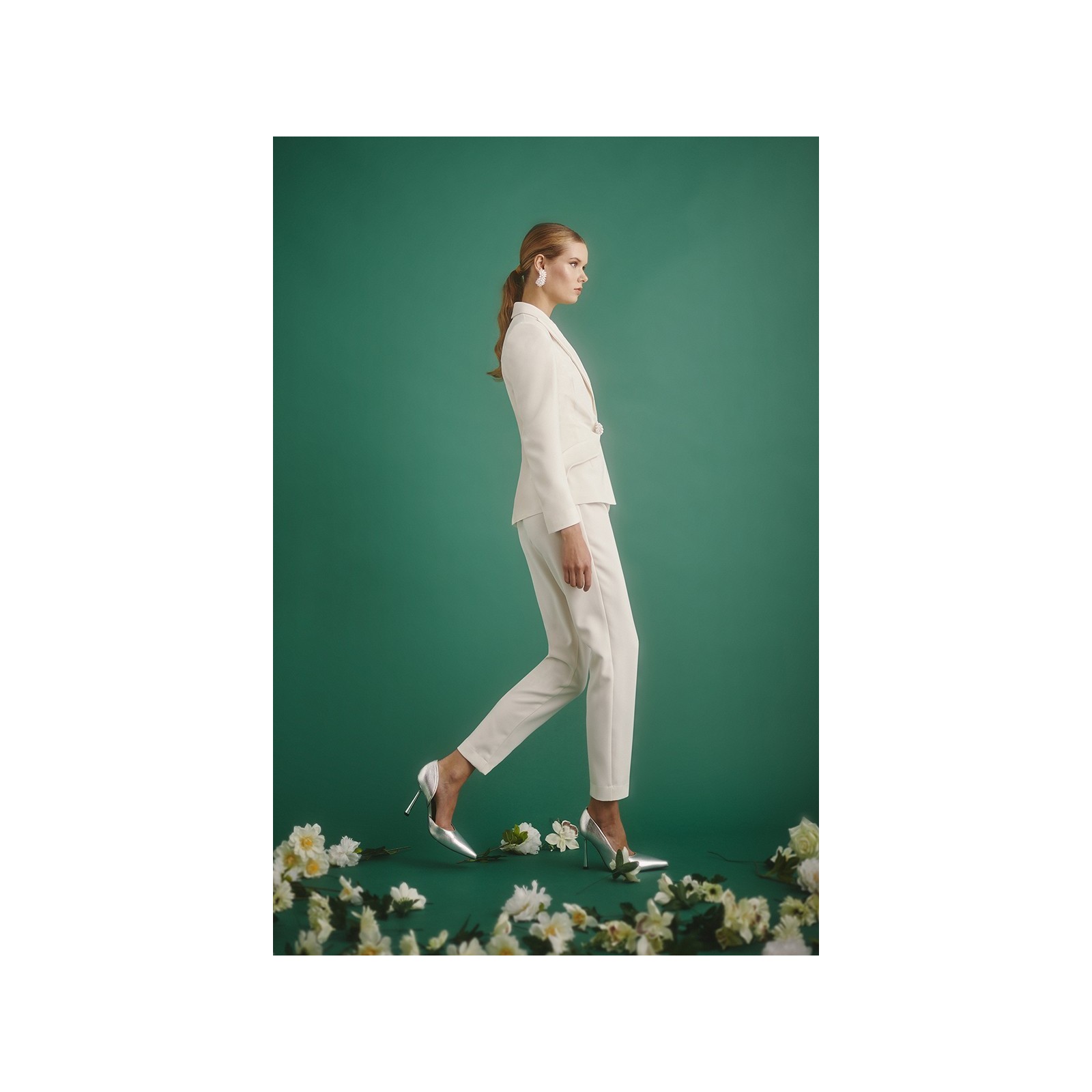 Conjunto blanco de pantalon pitillo y chaqueta cruzada con boton