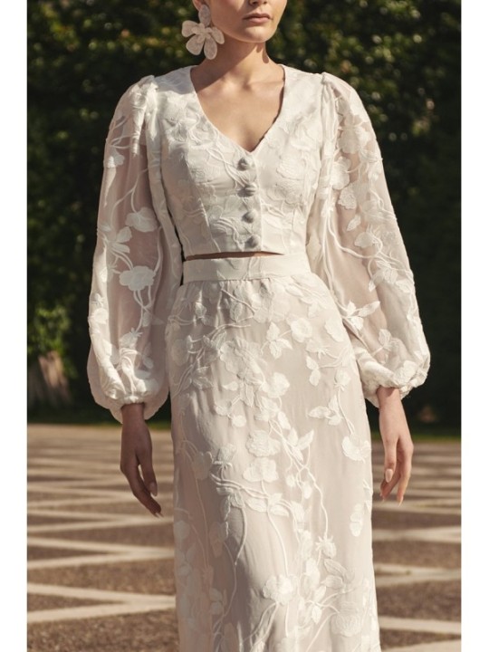 Top en gasa blanca con flores bordadas con manga ablusonada