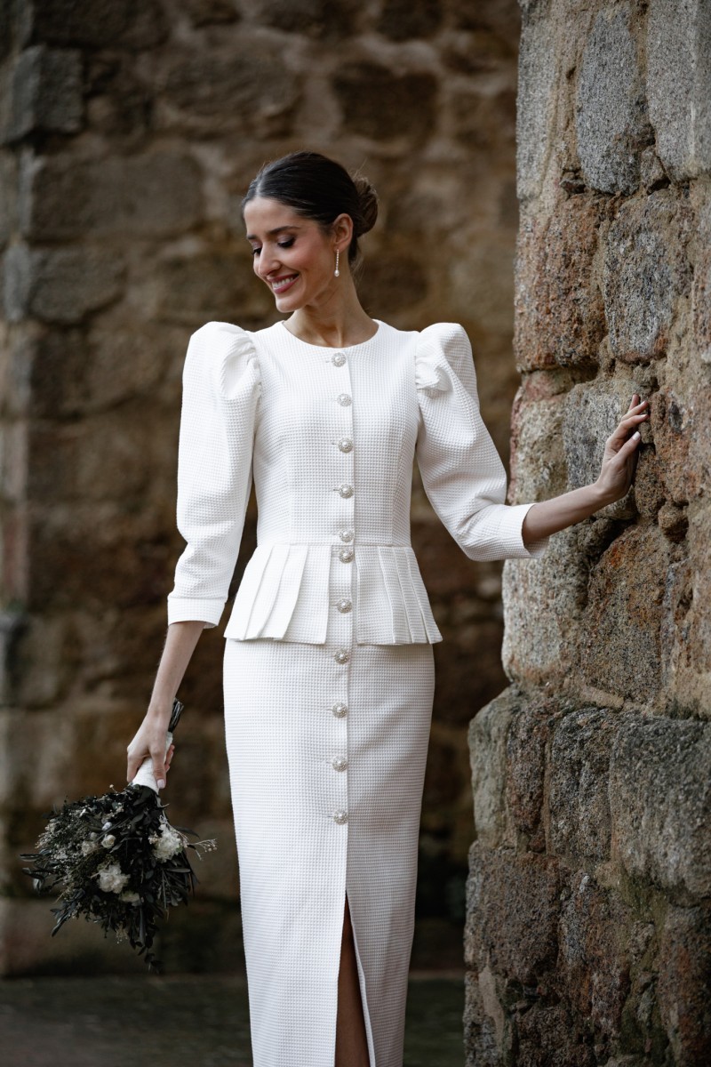 vestido de pique con peplum manga abullonada y boton joya para