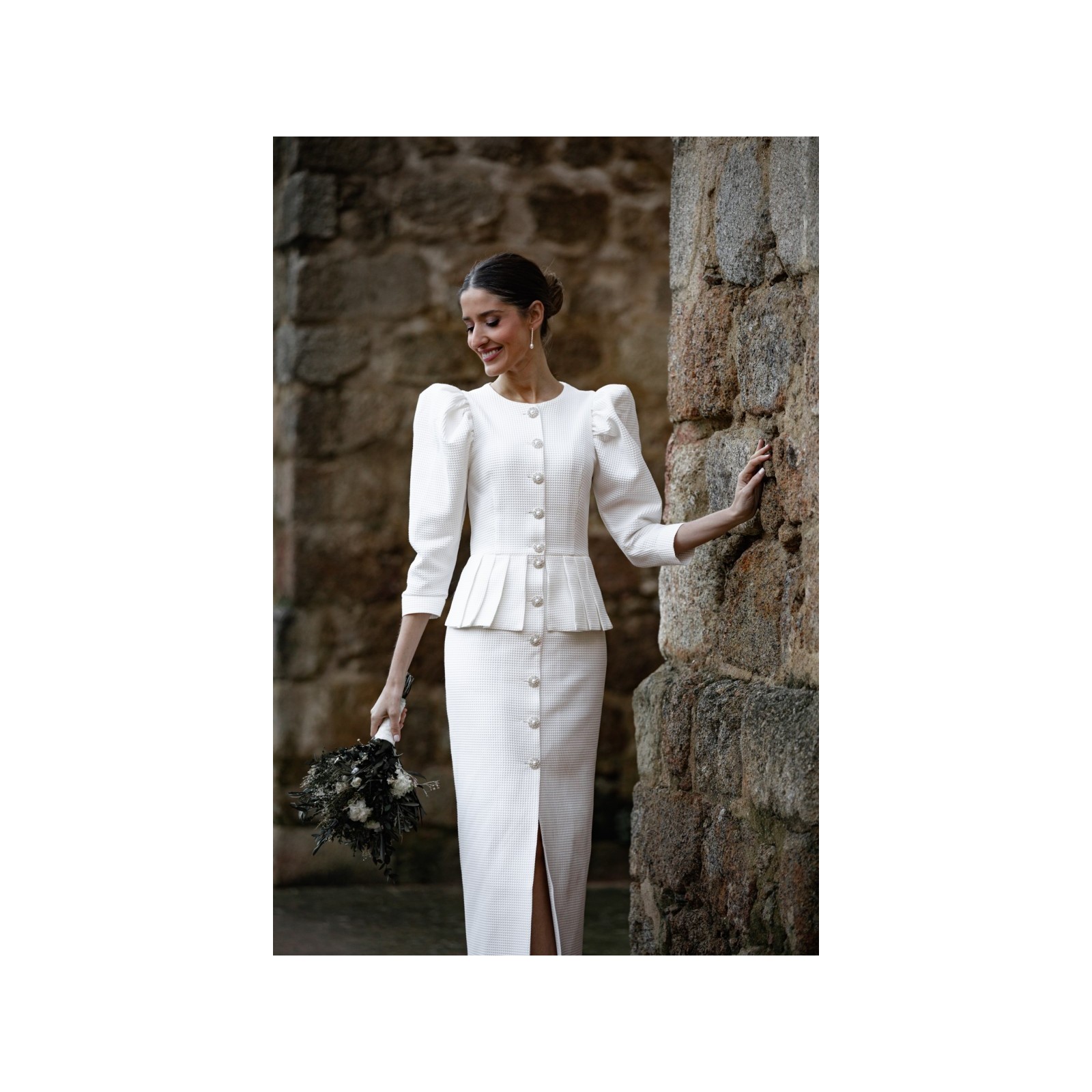 vestido de pique con peplum manga abullonada y boton joya para