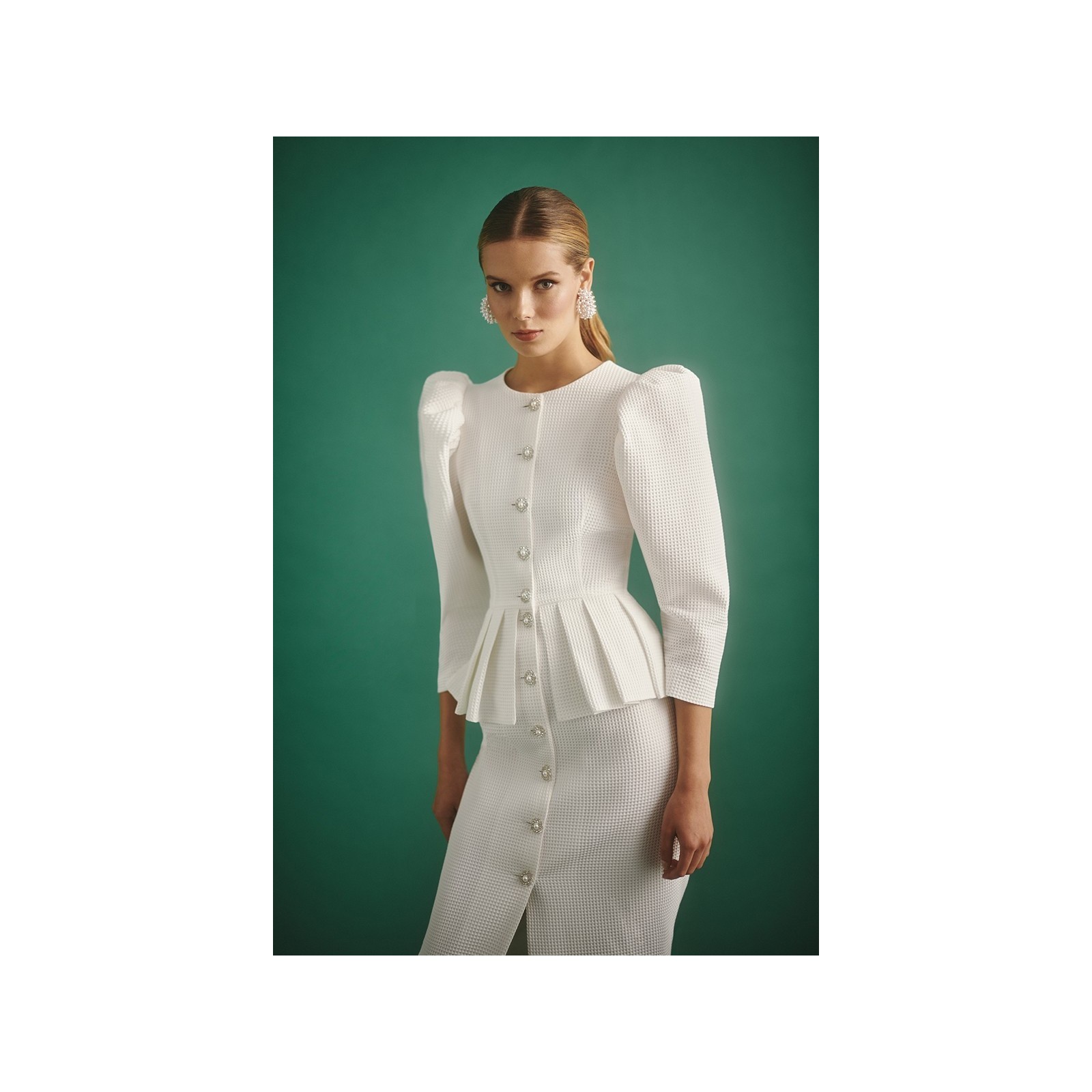 vestido de pique con peplum manga abullonada y boton joya para