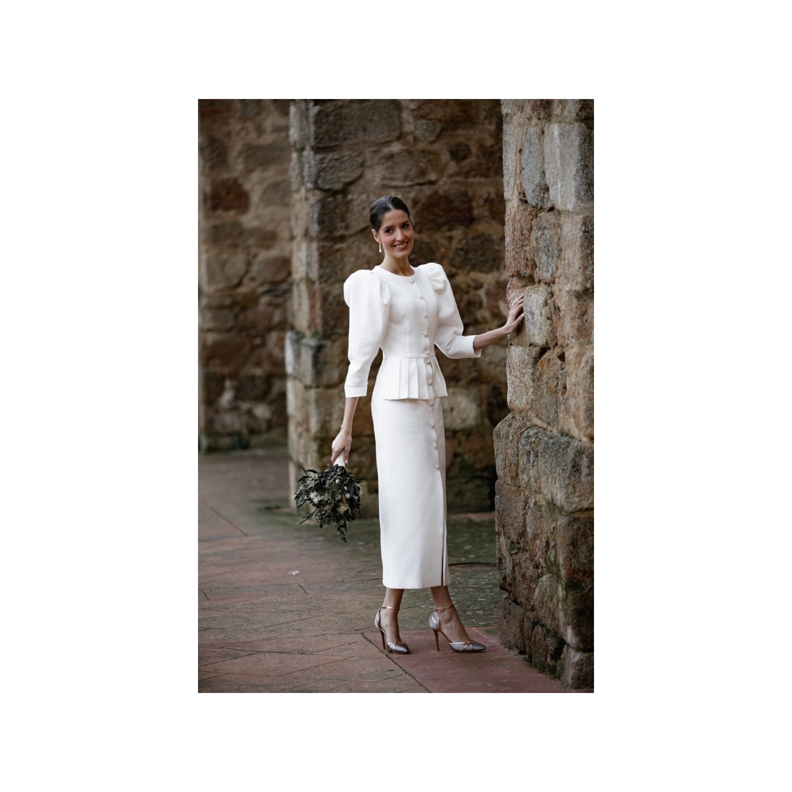 vestido de pique con peplum manga abullonada y boton joya para