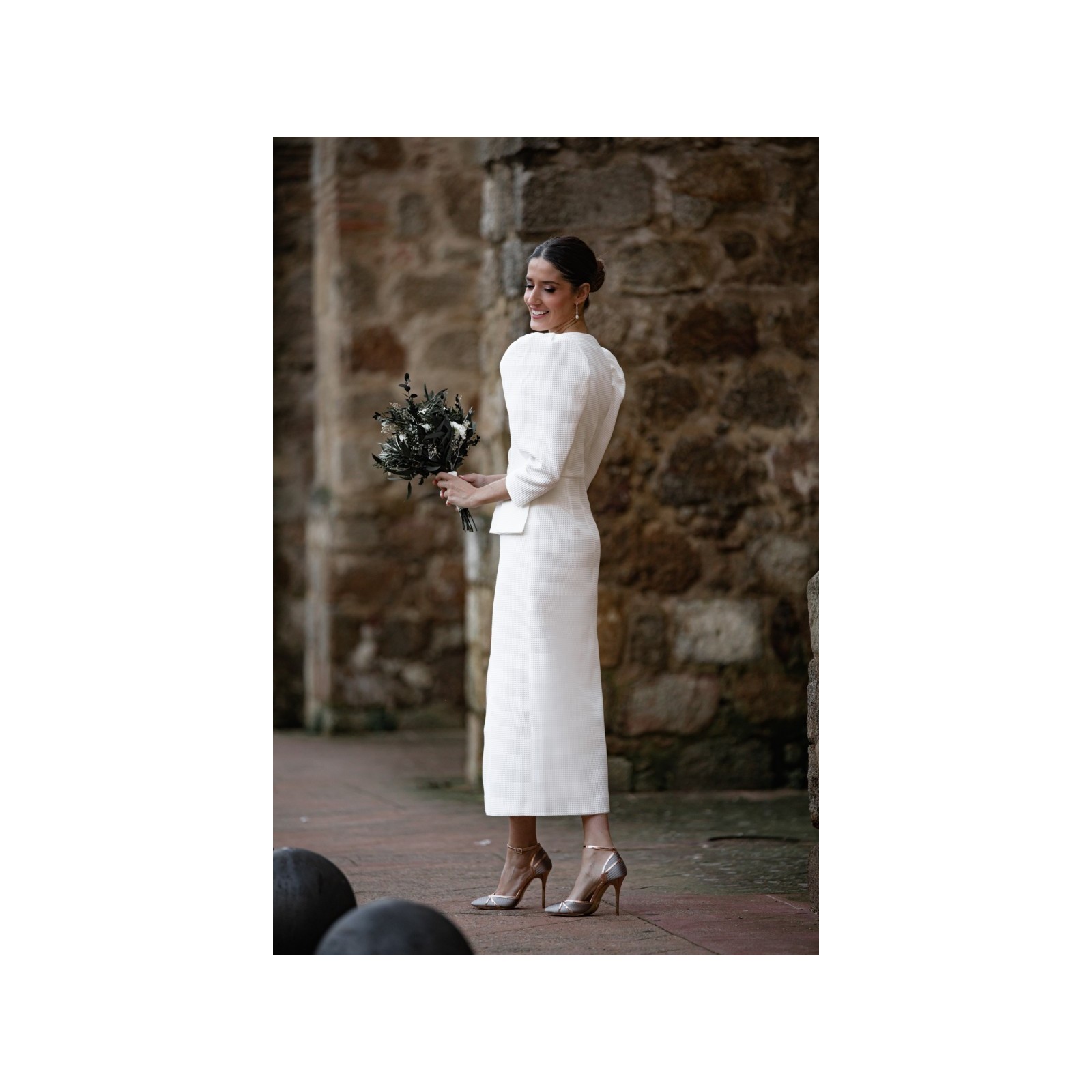 vestido de pique con peplum manga abullonada y boton joya para