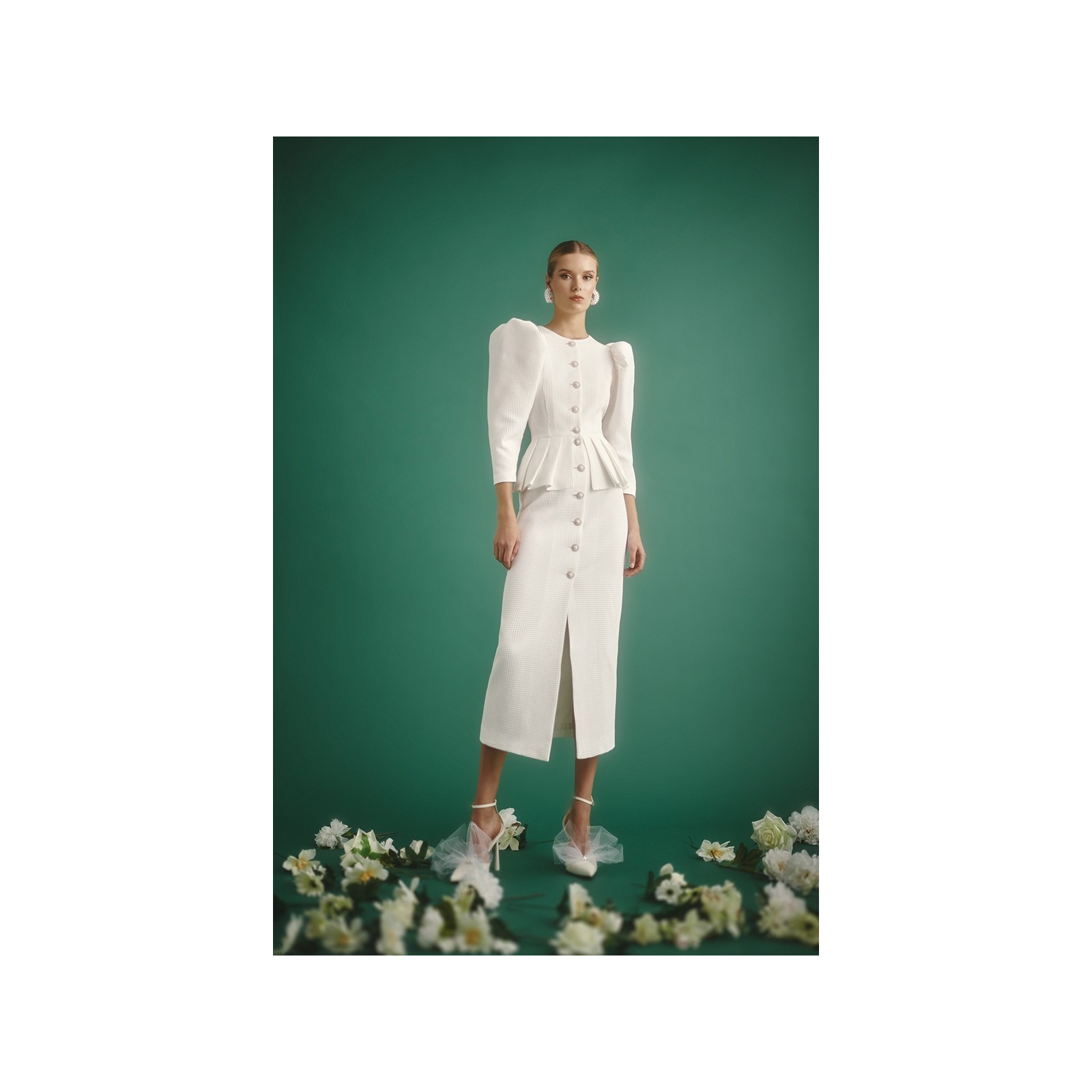 vestido de pique con peplum manga abullonada y boton joya para