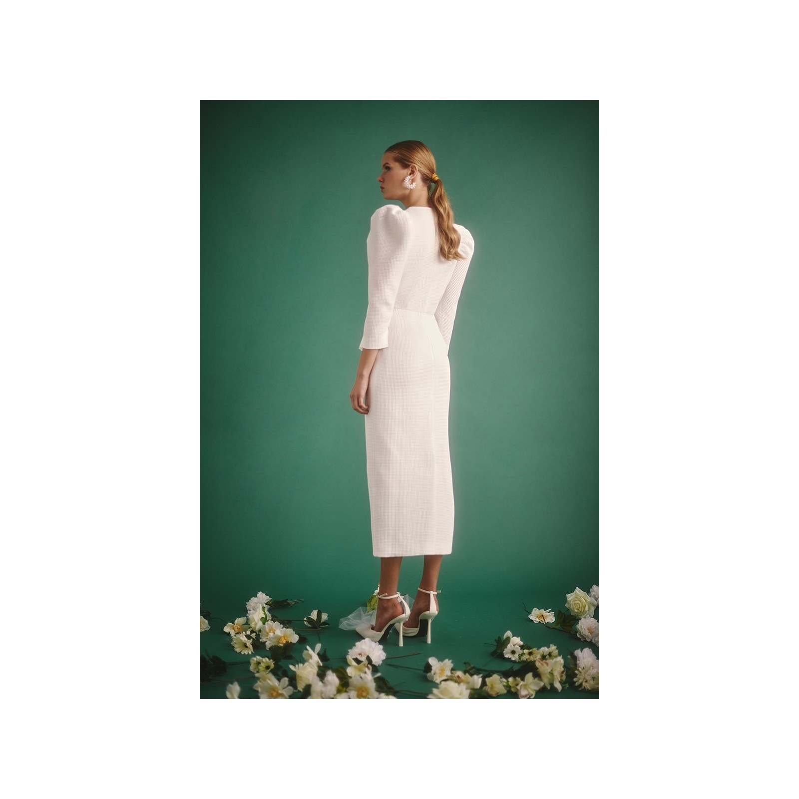 vestido de pique con peplum manga abullonada y boton joya para