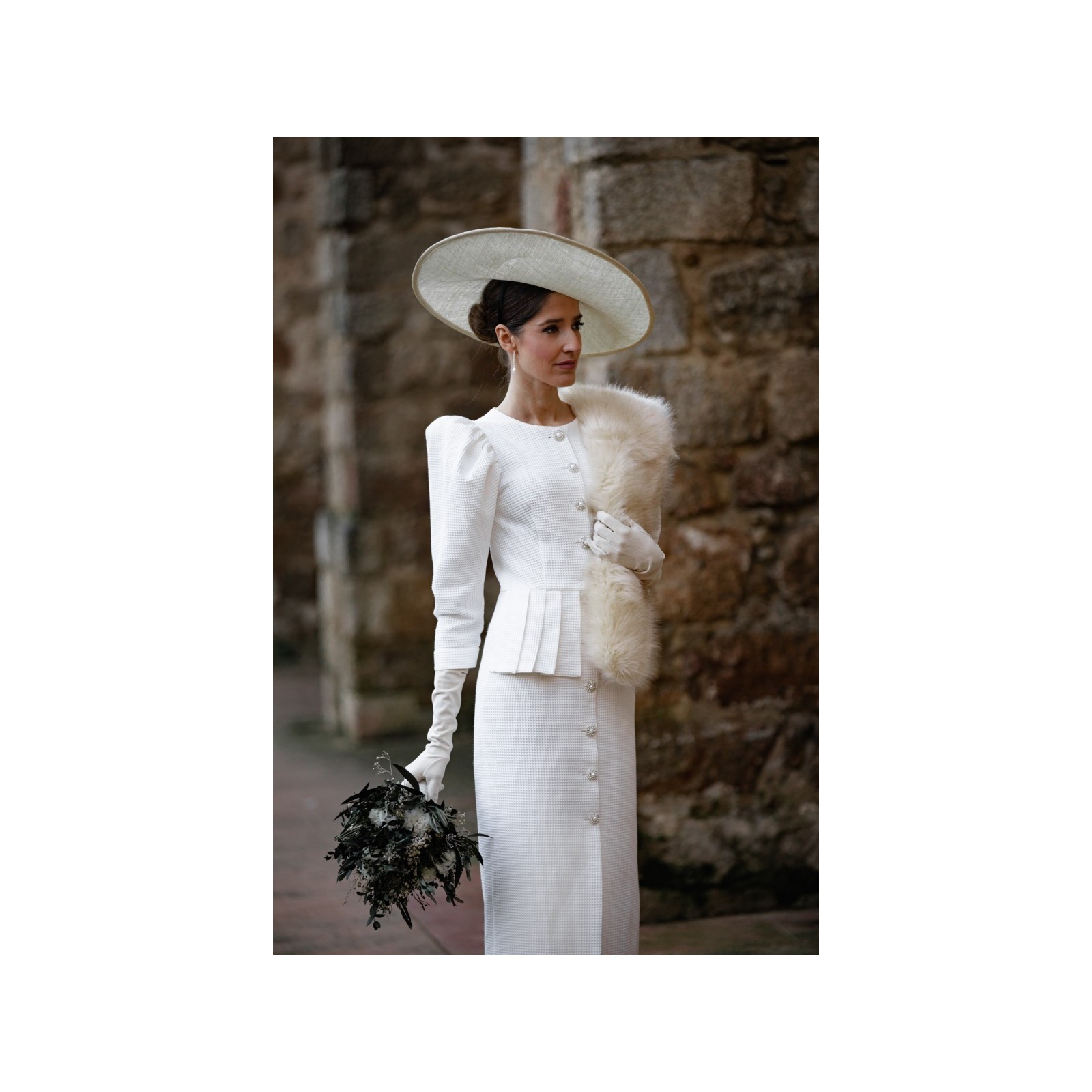 vestido de pique con peplum manga abullonada y boton joya para