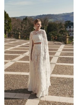 Capa larga de gasa bordad de flores blancas para novia