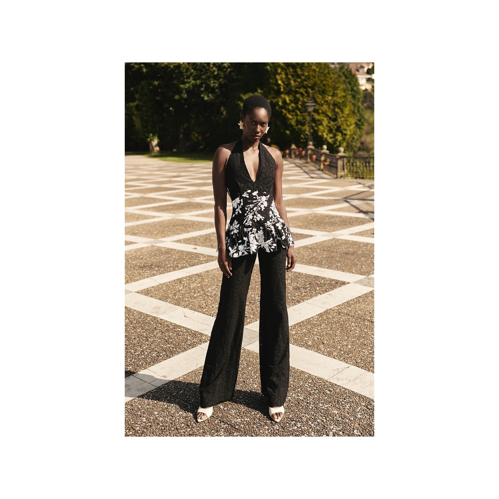 top troquelado negro con lentejuelas blancas y volante