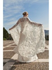 Capa larga de gasa bordad de flores blancas para novia