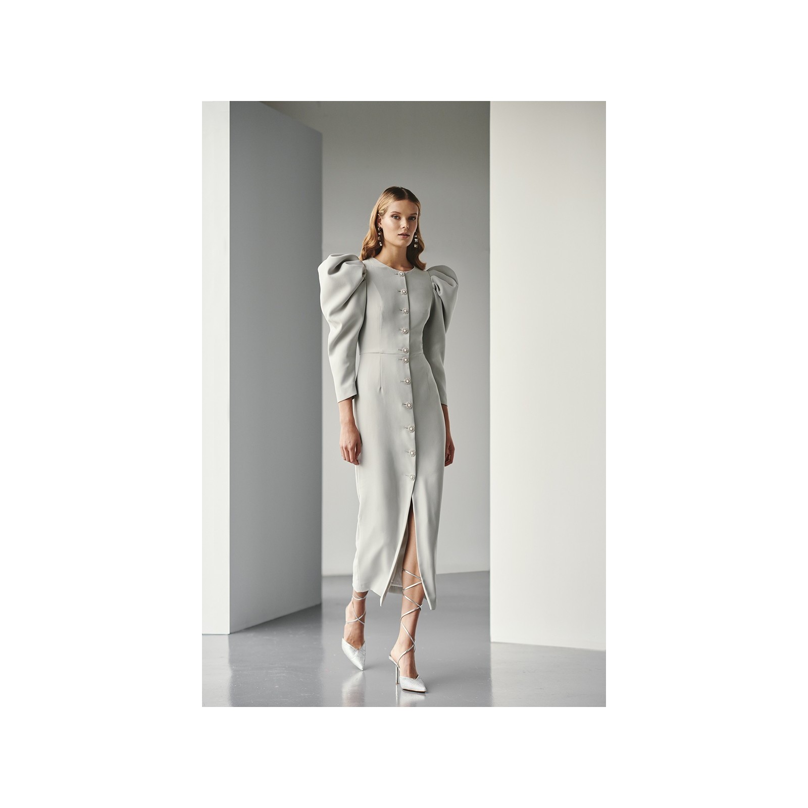 Vestido de fiesta con mangas volumen crepe gris plata para boda