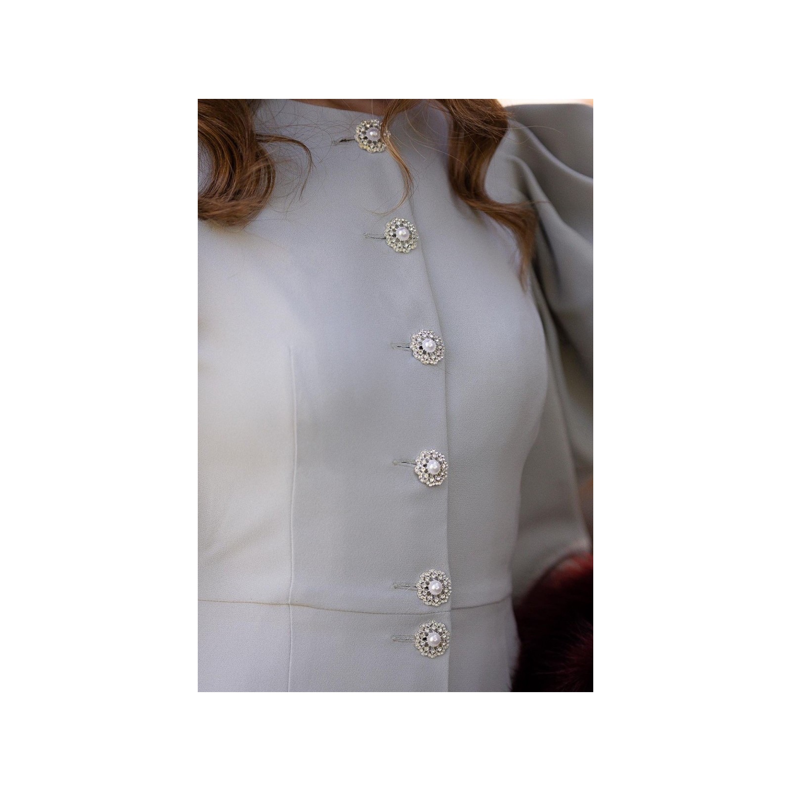 Vestido de fiesta con mangas volumen crepe gris plata para boda