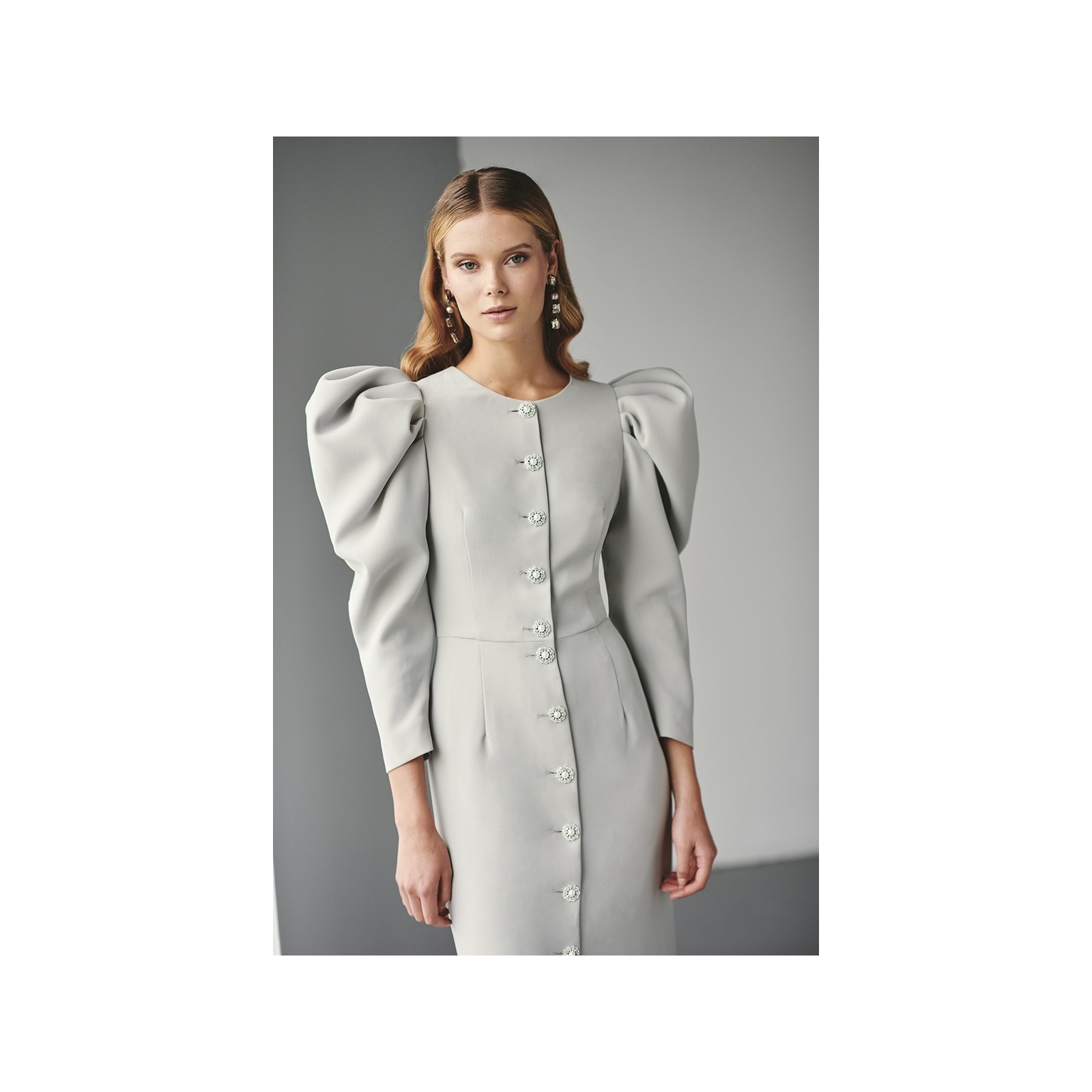 Vestido de fiesta con mangas volumen crepe gris plata para boda