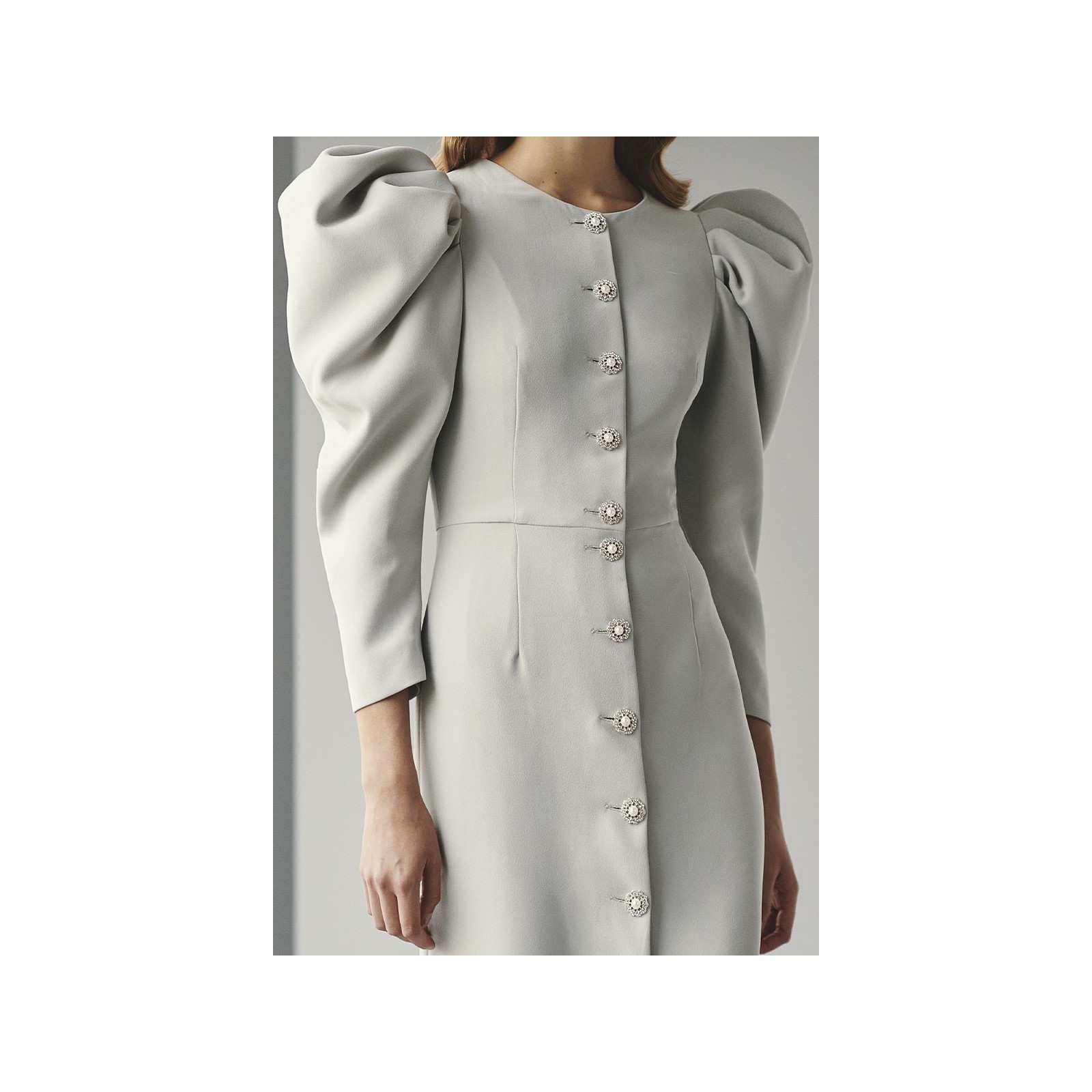 Vestido de fiesta con mangas volumen crepe gris plata para boda