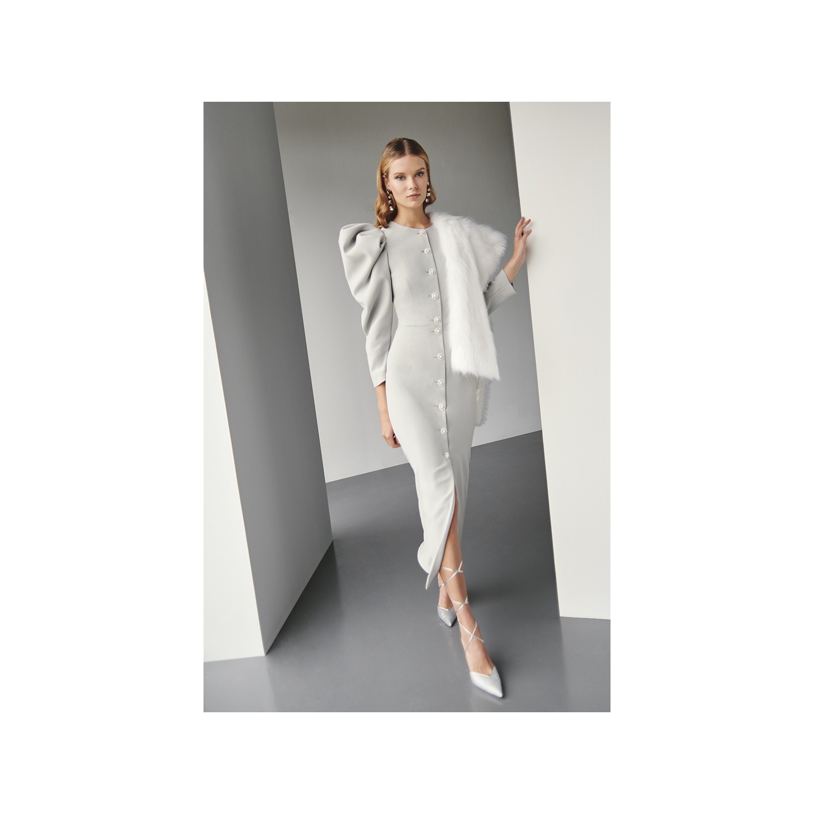 Vestido de fiesta con mangas volumen crepe gris plata para boda