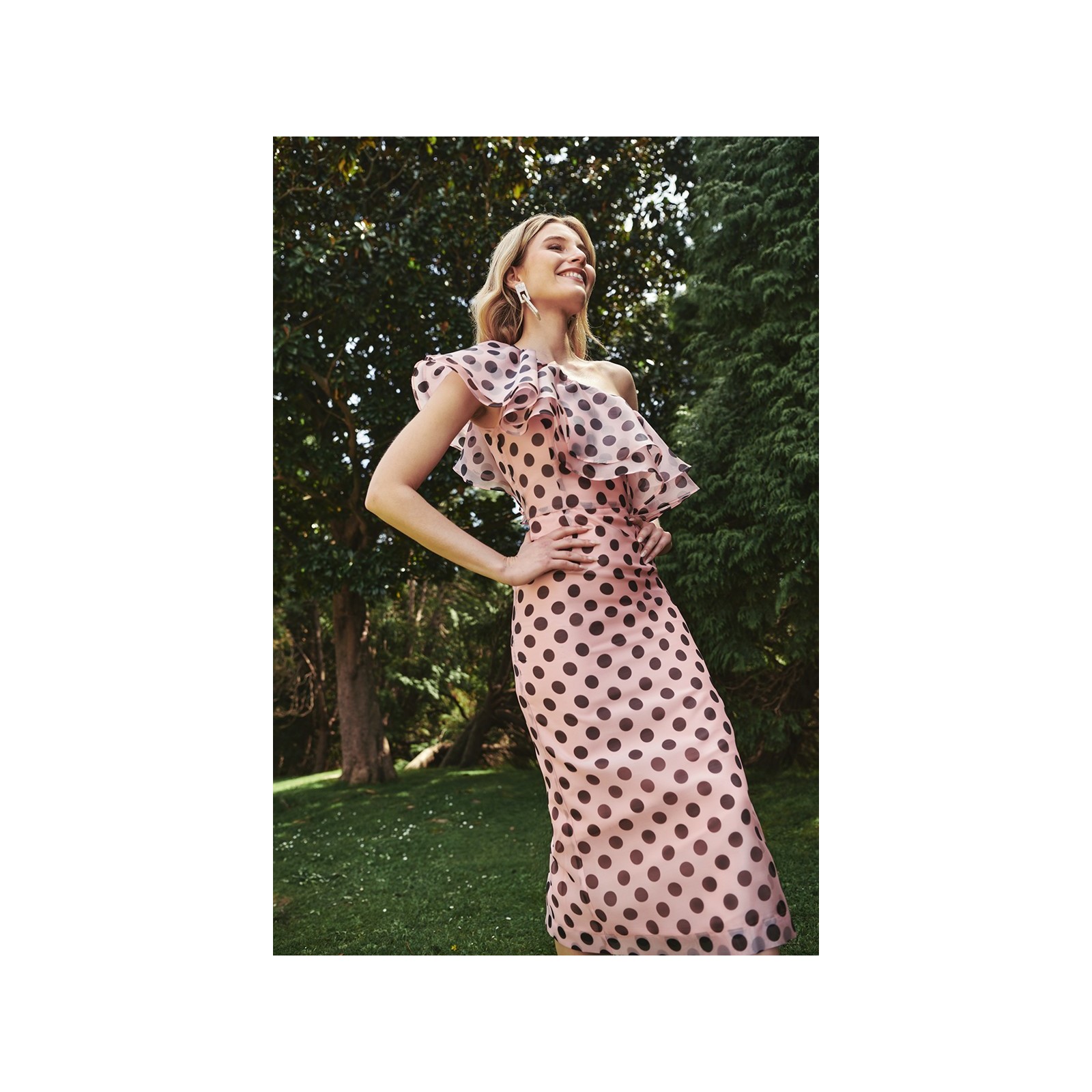 Vestido midi con volantes asimetrico en organza lunares rosa para