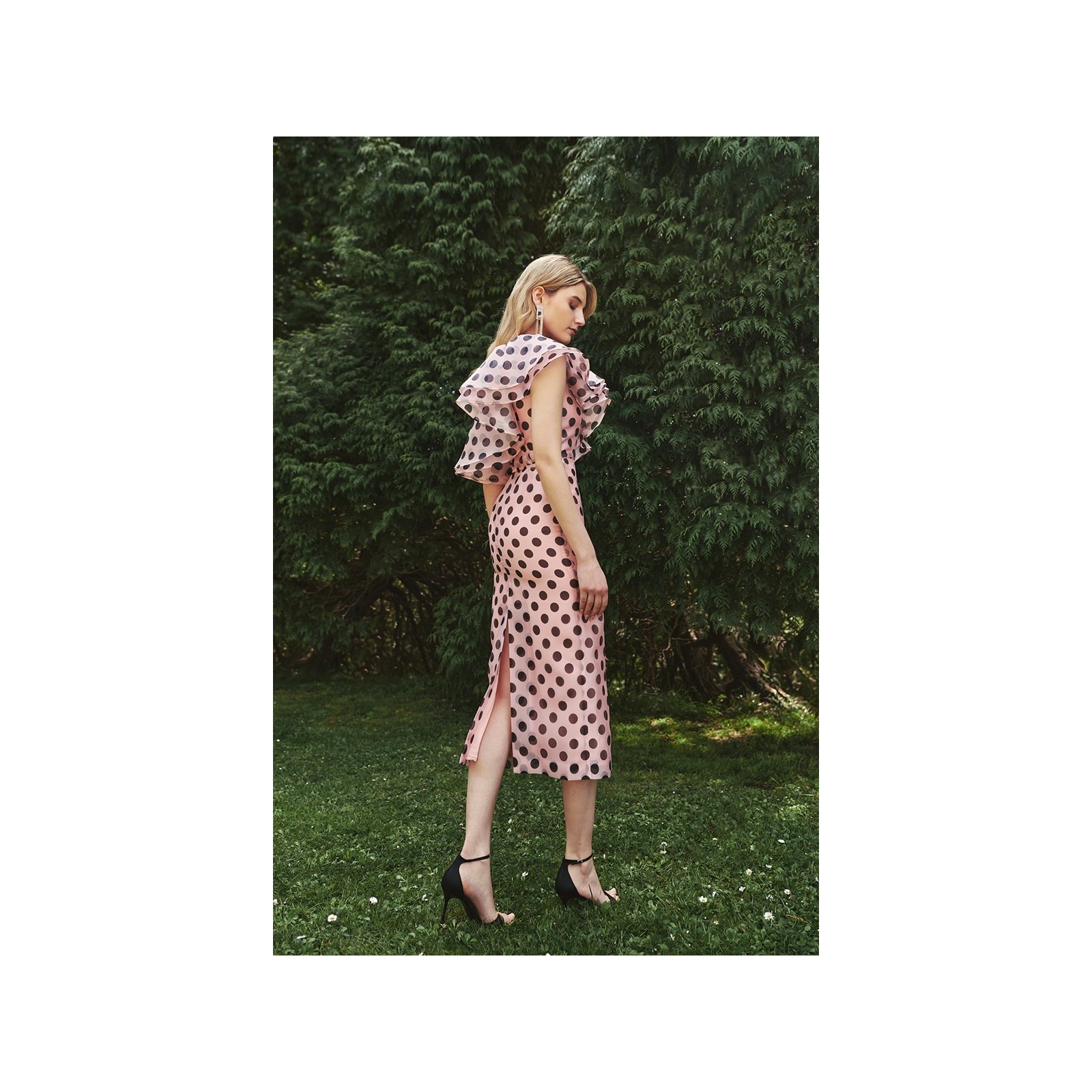 Vestido midi con volantes asimetrico en organza lunares rosa para