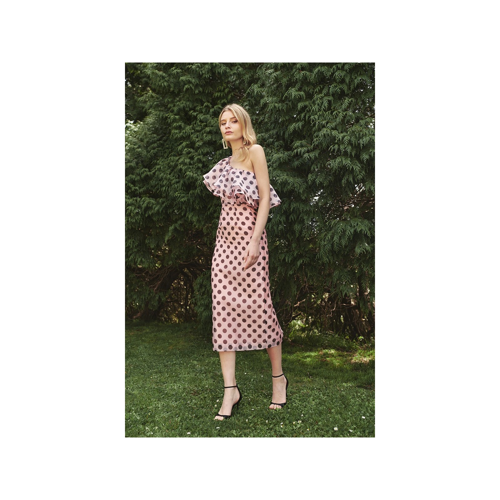 Vestido midi con volantes asimetrico en organza lunares rosa para