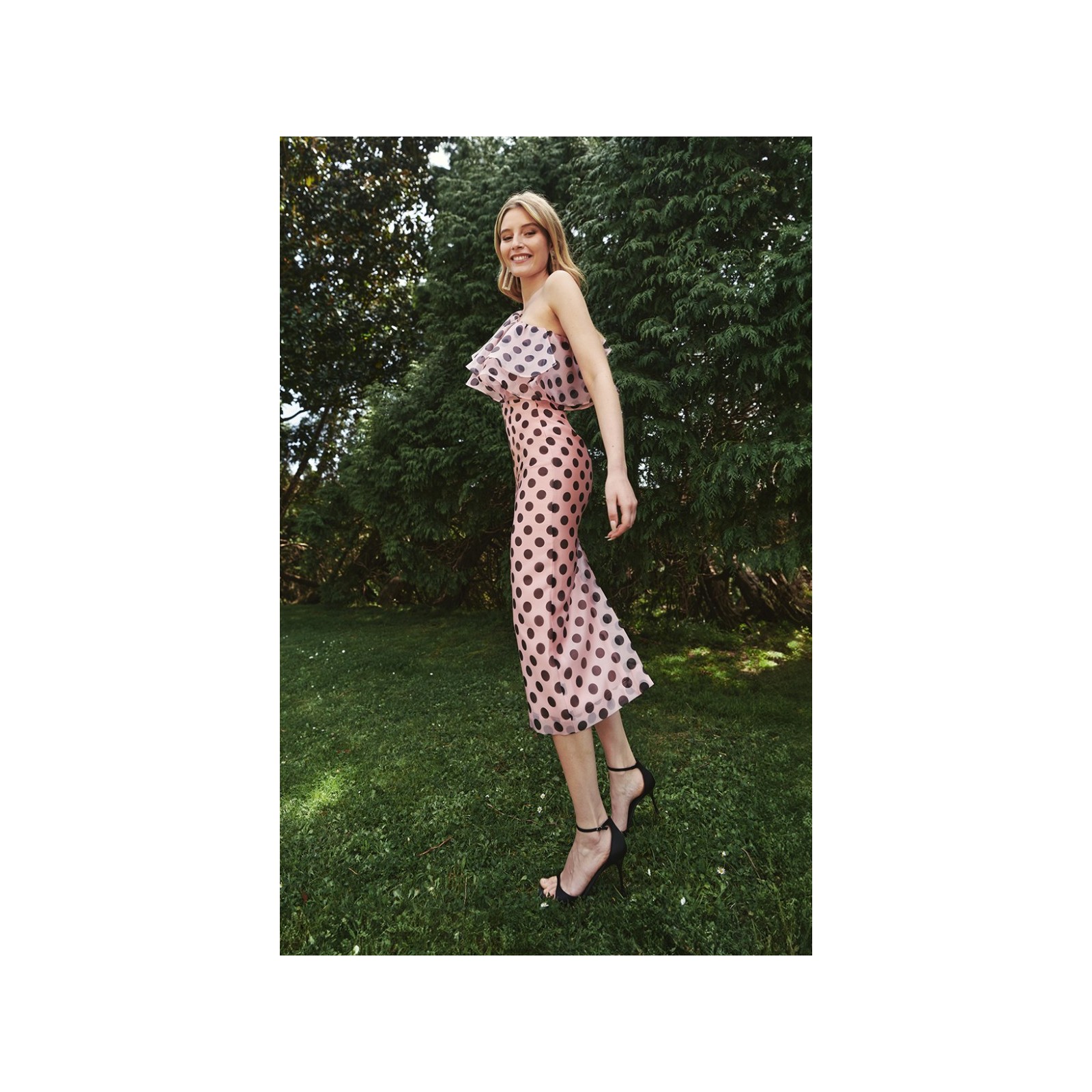 Vestido midi con volantes asimetrico en organza lunares rosa para