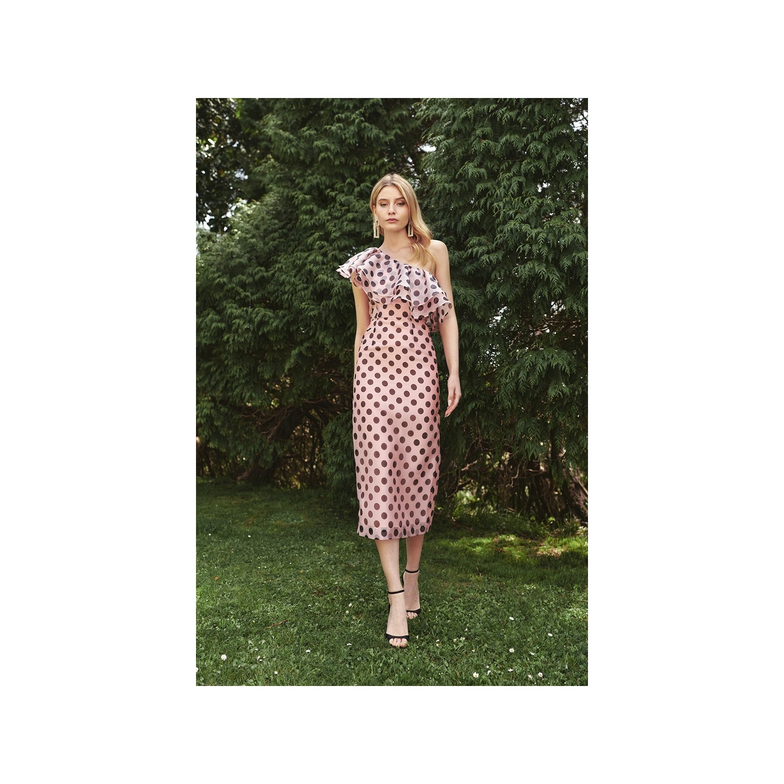Vestido midi con volantes asimetrico en organza lunares rosa para