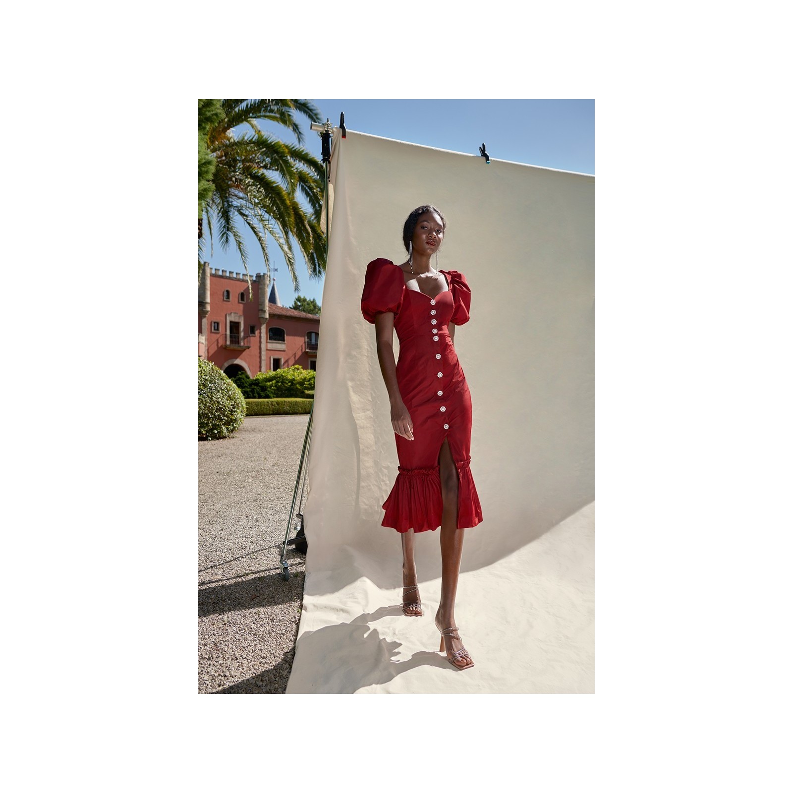 Vestido granate, manga globo y volante