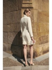 vestido corto esmoquin chanel blanco roto con volante