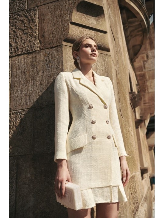 vestido corto esmoquin chanel blanco roto con volante