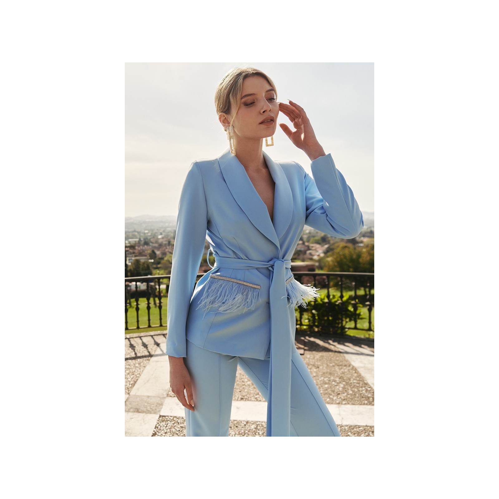 Chaqueta crepe azul claro joya con plumas