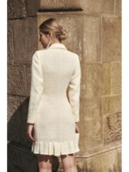 vestido corto esmoquin chanel blanco roto con volante