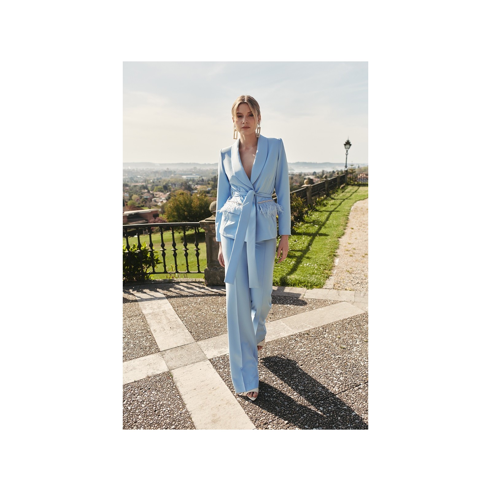 Chaqueta crepe azul claro joya con plumas