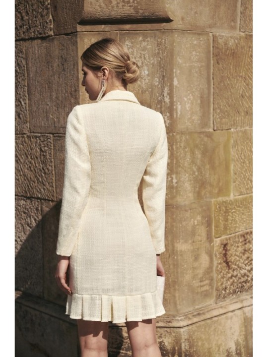 vestido corto esmoquin chanel blanco roto con volante