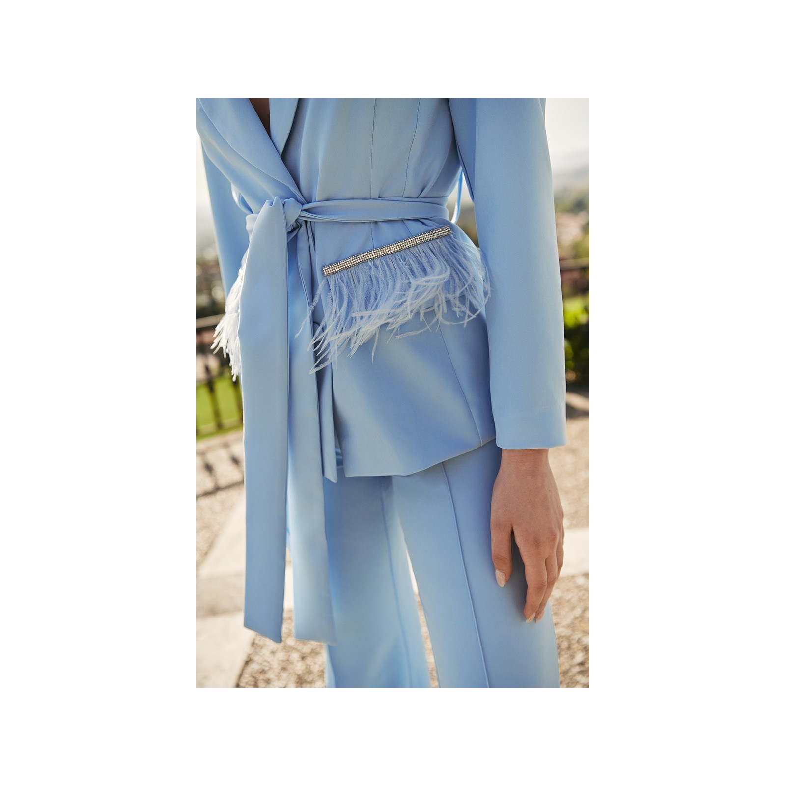 Chaqueta crepe azul claro joya con plumas
