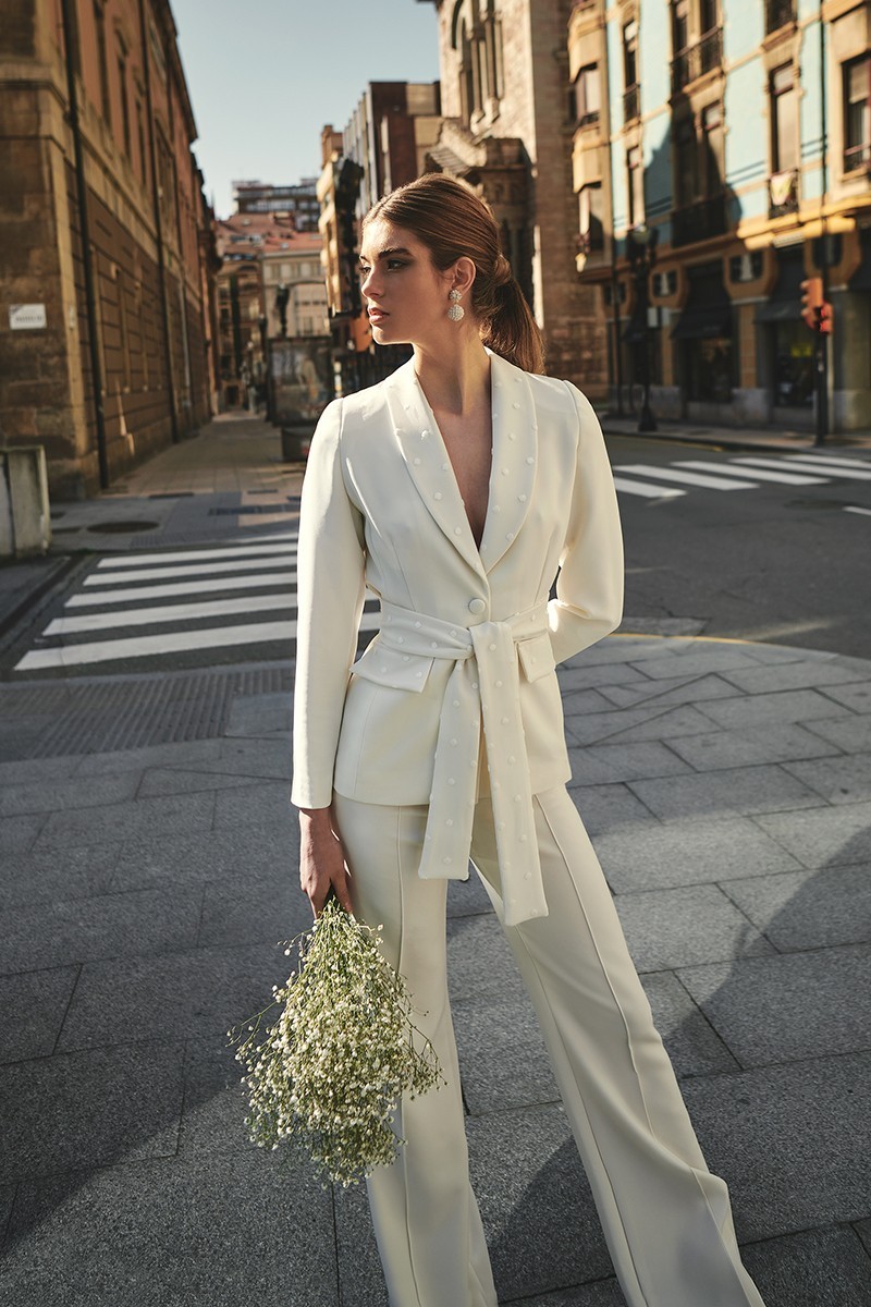 Traje de chaqueta y pantalón crepe  blanco y plumetti para novia