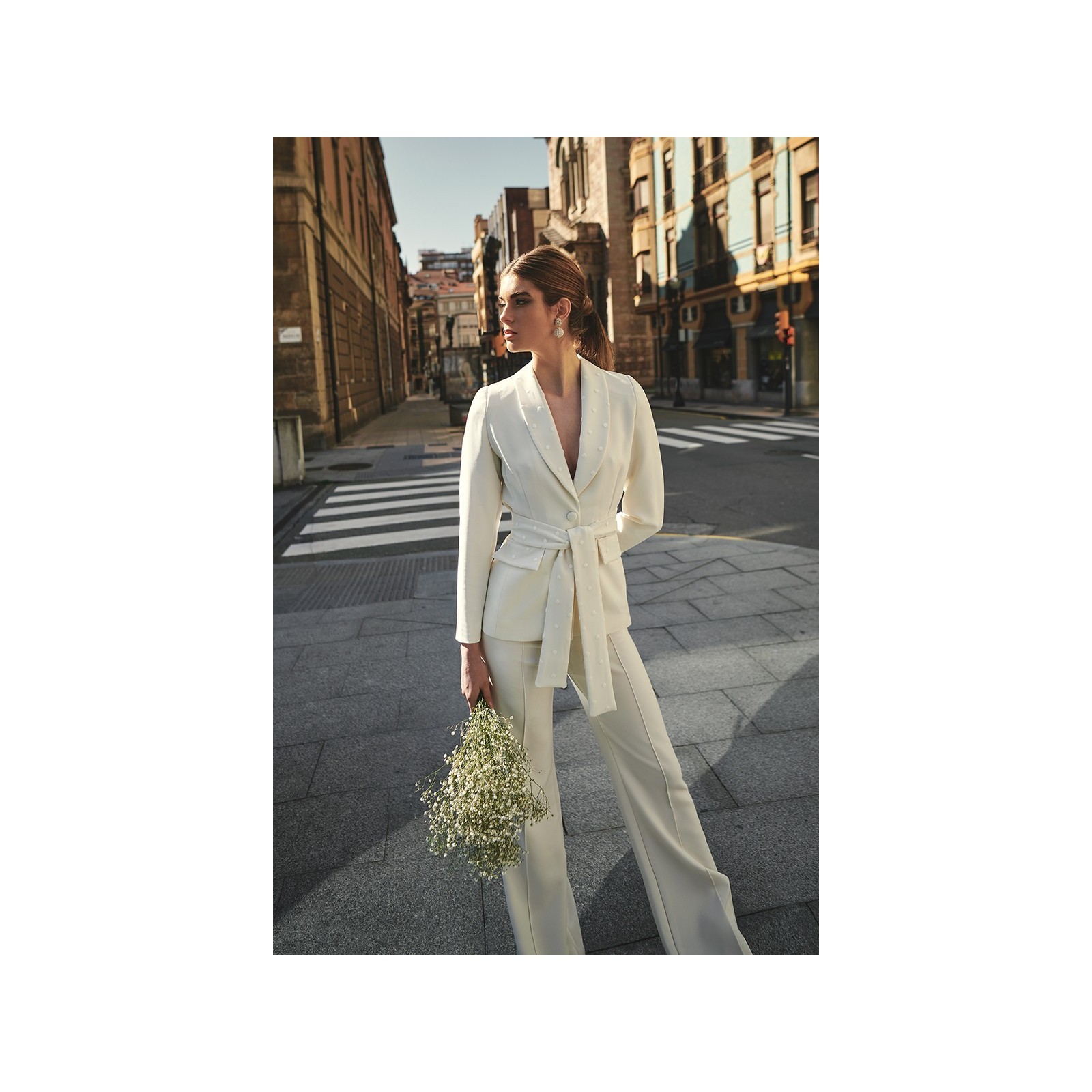 Traje de chaqueta y pantalón crepe  blanco y plumetti para novia